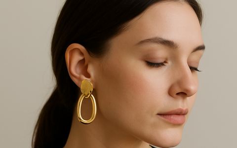 Deze collectie is speciaal ontworpen voor iedereen die geen gaatjes heeft of gewoon op zoek is naar comfortabele en toegankelijke sieraden. Ontdek het gemak van stijlvolle clipoorbellen, klemoorbellen en meer, zonder concessies te doen aan uitstraling of draagcomfort.  Benieuwd naar onze collectie? Bekijk direct alle oorbellen zonder gaatjes en vind jouw nieuwe favoriet!
