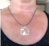 Ketting vogel op stok