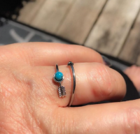 Verzilverde verstelbare ring pijl met turquoise steentje