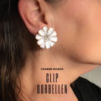 Clip oorbellen wit Madelief met strass 2 cm