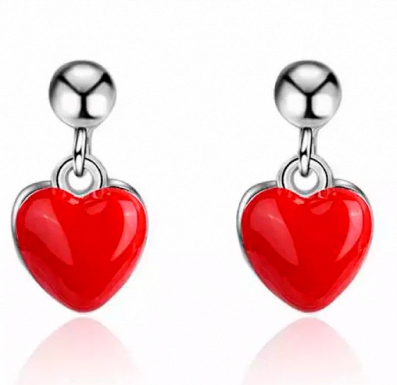 Zilveren oorbellen met een rood hartje