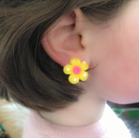 2 delig setje enkelbandje en oorclips  bloem geel