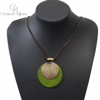 Ketting rond groen hout suede koord allergie vrij