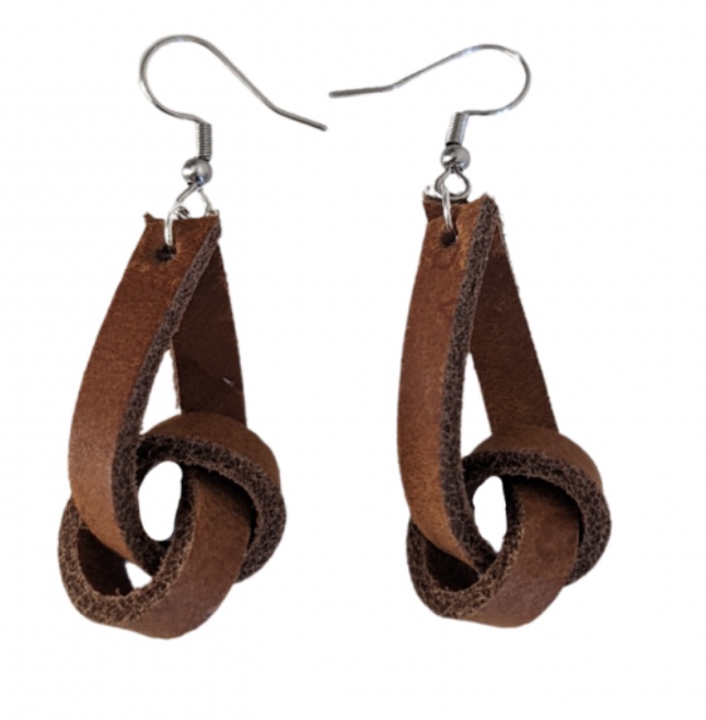 Zilveren oorhangers bruin leer knoop  bruin
