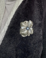 Broche bloem grijs