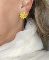 Clip oorbellen madelief bloem geel emaille 2 cm