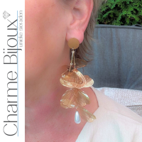 Clip oorbellen Camelia parel goudkleurig 11 cm