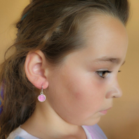 Zilveren oorhanger met roze glitter Cleo