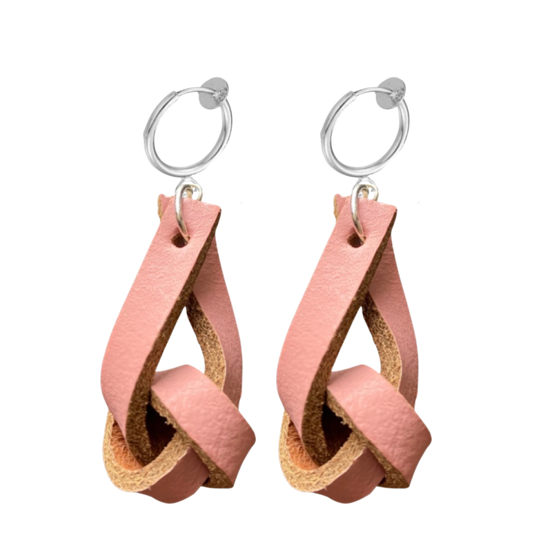 Klem oorbellen roze leer zilverkleur knoop 5.5 cm