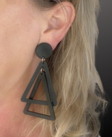 Clip oorbellen zwart hout triangel zilverkleur