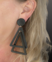 Clip oorbellen zwart hout triangel zilverkleur