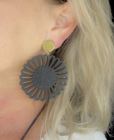 Clip oorbellen Stella zwart hout goudkleurig