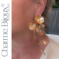 Oorbellen Camelia lang goudkleurig blaadjes 12 cm