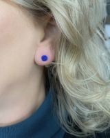 Magneet oorbellen Donker Blauw en wit 6 mm