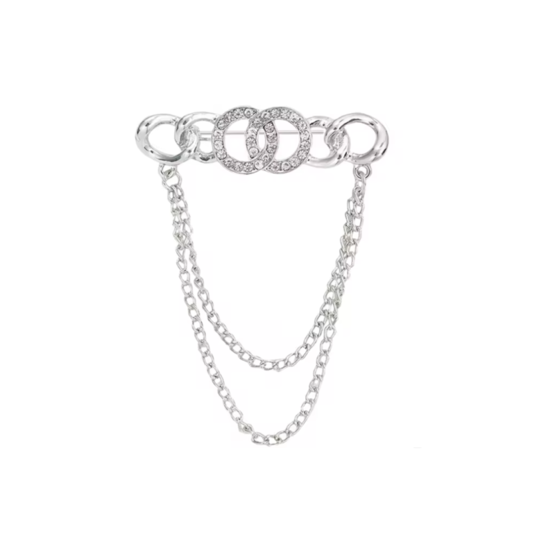 Broche zilverkleur strass kettinkje