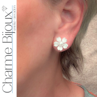 Magneet oorbellen witte bloem parel 15 mm