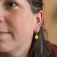 Oorbellen 14k verguldgoud - gele smiley hanger