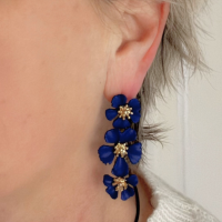 Oorbellen blauwe bloem goudkleur 6.5 cm