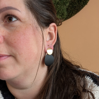 Klem oorbellen Merthe zwart goudkleurig 4cm