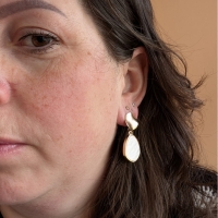 Oorbellen Vera goud, gemeleerd wit 4 cm