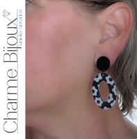 Clip oorbellen zwart Wit acryl bloem 5 cm